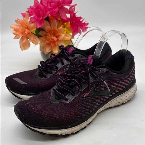 Brooks Women's Black and Pink Athletic Shoes Size 12 BKS8473 - Picture 1 of 7